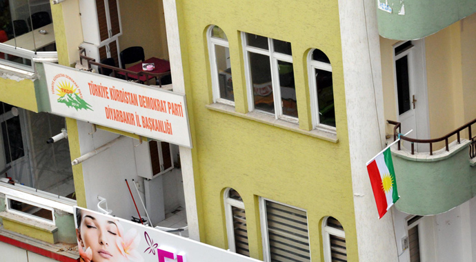 Polis kaldırdı onlar 6 tane yeni bayrak astı!