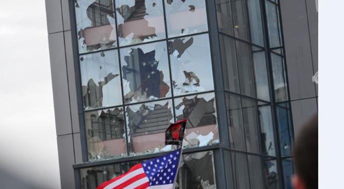 Kosova'da Başbakanlık binasına saldırdılar Kosova'da Başbakanlık binasına saldırdılar