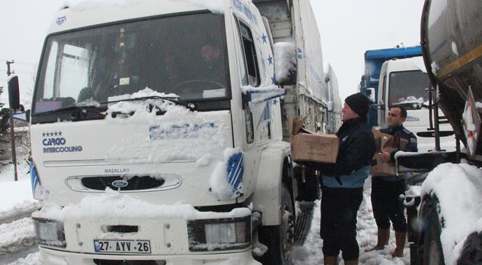 Kardan yolda kalan sürücülere 7 bin adet kumanya Kardan yolda kalan sürücülere 7 bin adet kumanya