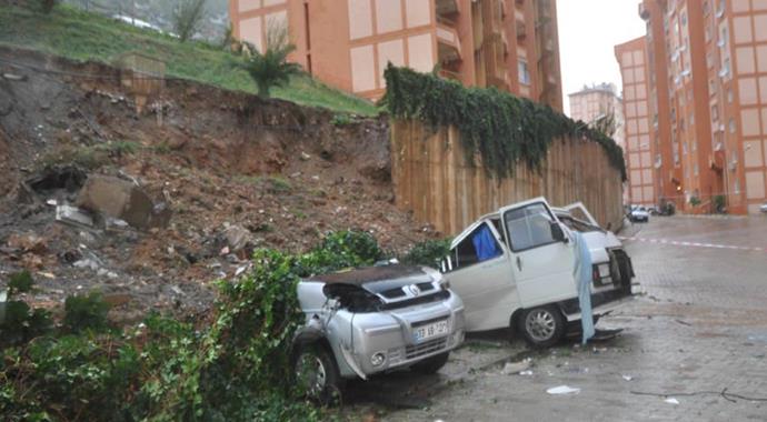Merisin'de istinat duvarı çöktü, 13 araç kağıt gibi ezildi