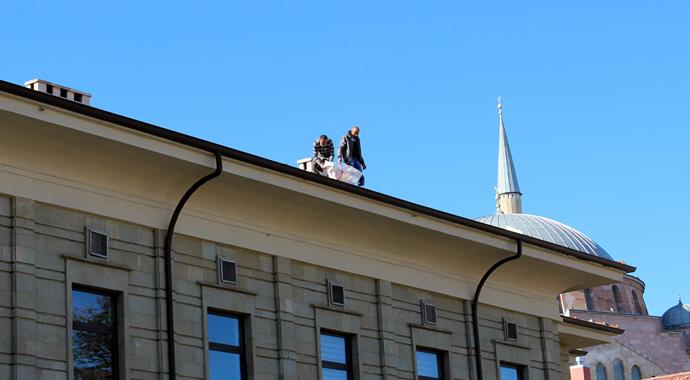 Valilik çatısında ölüme davetiye!