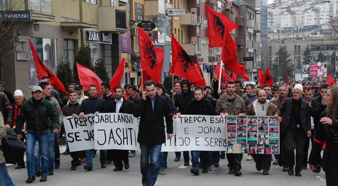 Kosova'da Başbakanlık binasına saldırdılar Kosova'da Başbakanlık binasına saldırdılar