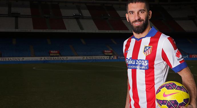 Arda Turan forma tanıtımı için kamera karşısında Arda Turan forma tanıtımı için kamera karşısında