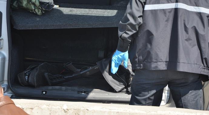 İzmir Adliyesi otoparkında yapılan aramada 6 silah ele geçirildi İzmir Adliyesi otoparkında yapılan aramada 6 silah ele geçirildi