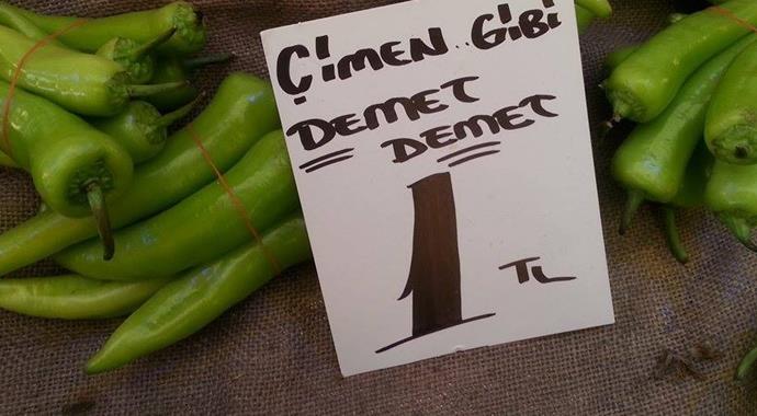 Pazara kar yağdı! Biber demet demet satılıyor Pazara kar yağdı! Biber demet demet satılıyor