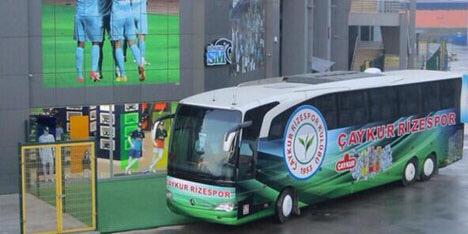 Rizespor otobüsüne taşlı saldırı! Rizespor otobüsüne taşlı saldırı!