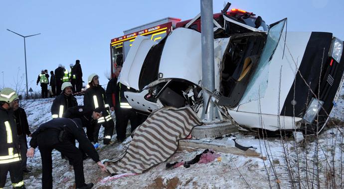 Sivas'ta gizli buzlanma faciası: 2 ölü 5 yaralı! Sivas'ta gizli buzlanma faciası: 2 ölü 5 yaralı!