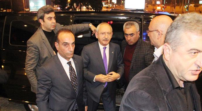Kılıçdaroğlu ve yardımcıları araçta mahsur kaldı
