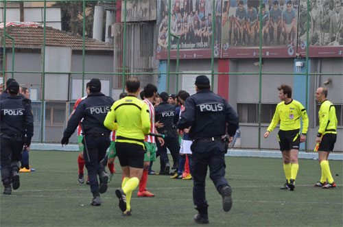 Maçta futbolcu arkadaşına vurdular diye hakeme saldırdı! Maçta futbolcu arkadaşına vurdular diye hakeme saldırdı!