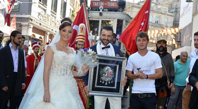 Çılgın çift mehterli yürüyüşle dünyaevine girdi