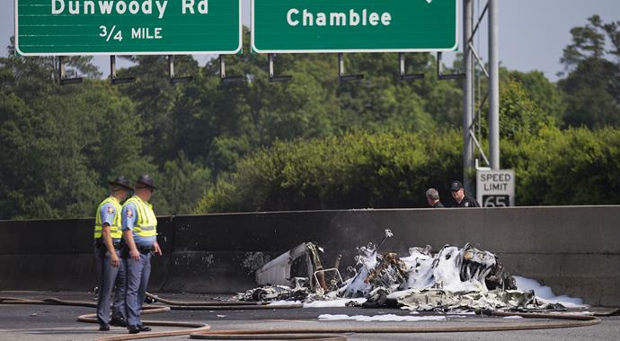 ABD'de otoyola uçak düştü: 4 ölü ABD'de otoyola uçak düştü: 4 ölü