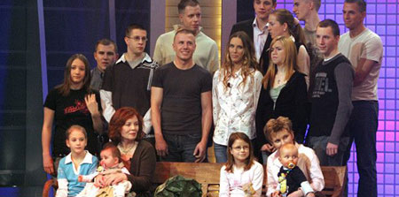 13 çocuk annesi 65 yaşındaki kadın dördüz doğurdu