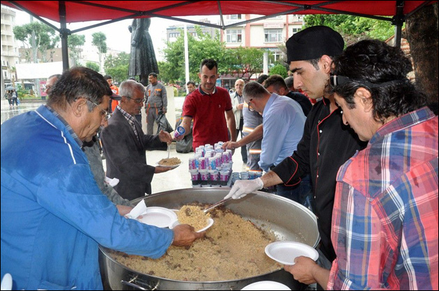 HDP barajı aşınca CHP'li belediye başkanı pilav dağıttı! HDP barajı aşınca CHP'li belediye başkanı pilav dağıttı!