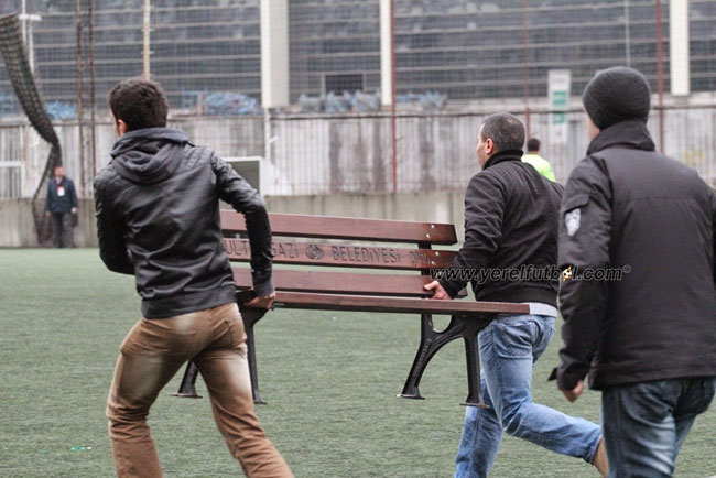 Ayağı kırılan futbolcuyu bank ile taşıdılar! Ayağı kırılan futbolcuyu bank ile taşıdılar!