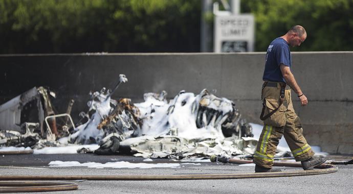 ABD'de otoyola uçak düştü: 4 ölü ABD'de otoyola uçak düştü: 4 ölü