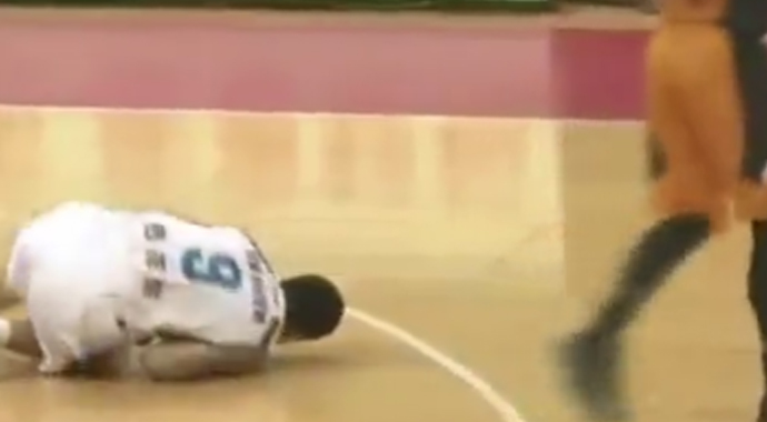 Basketbol maçında kavga! Bir anda saldırdılar Basketbol maçında kavga! Bir anda saldırdılar