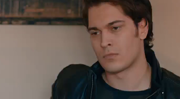 Çağatay Ulusoy rock yıldızı oldu