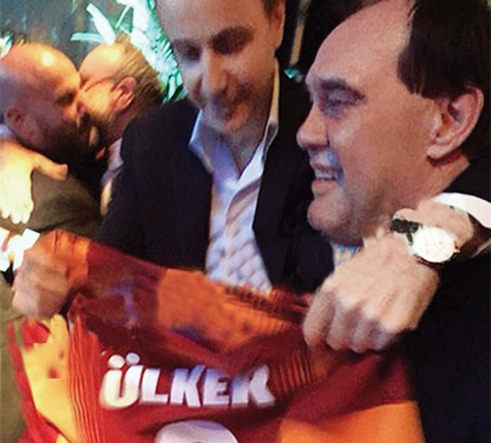 Demirören'e Melo forması ile poz verdi Demirören'e Melo forması ile poz verdi