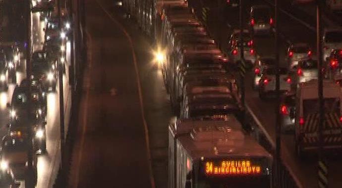 Metrobüs bozuldu, uzun kuruk oluştu Metrobüs bozuldu, uzun kuruk oluştu