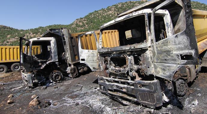 PKK iş makinelerini kundakladı PKK iş makinelerini kundakladı