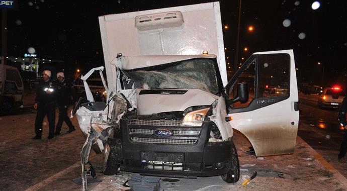 Sivas'ta gizli buzlanma faciası: 2 ölü 5 yaralı! Sivas'ta gizli buzlanma faciası: 2 ölü 5 yaralı!