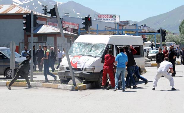 HDP mitinginde minibüsü yakan 2 kişi yakalandı HDP mitinginde minibüsü yakan 2 kişi yakalandı