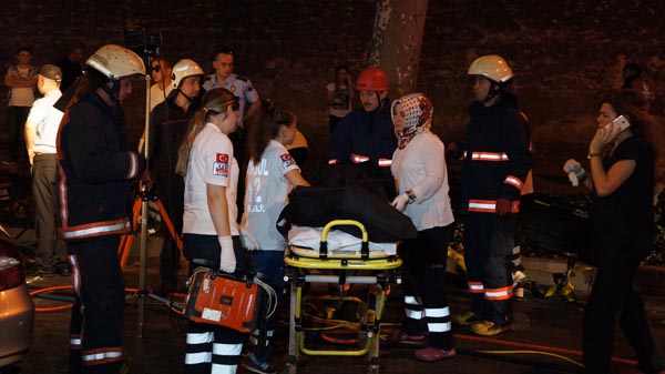 Dolmabahçe'de feci kaza: 2 ölü, 7 yaralı Dolmabahçe'de feci kaza: 2 ölü, 7 yaralı