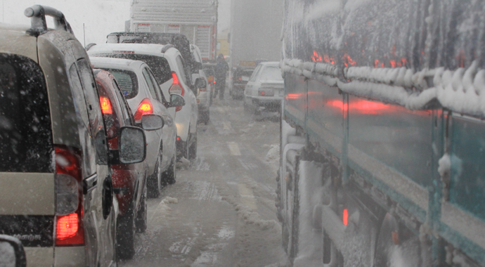 Balıkesir-İzmir karayolu ulaşıma kapandı Balıkesir-İzmir karayolu ulaşıma kapandı