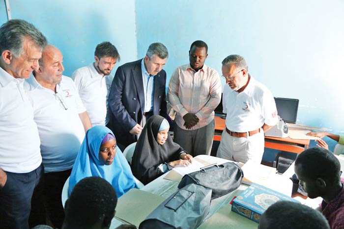 Çocuklardan Erdoğan'a: Adiga hadad iman laheen waa dhimaan lahen Çocuklardan Erdoğan'a: Adiga hadad iman laheen waa dhimaan lahen