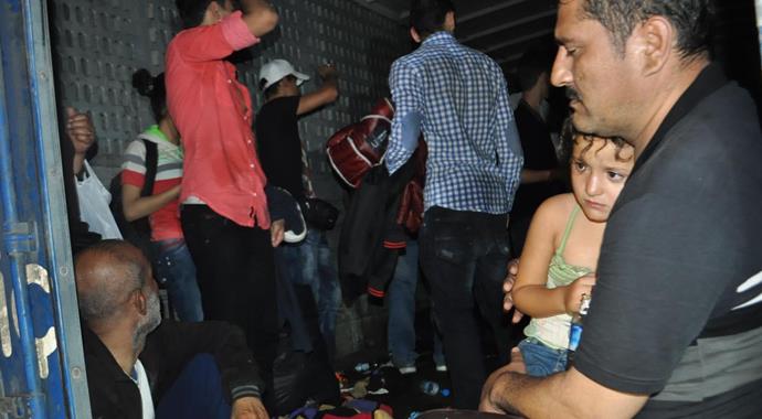 Havasız kalan 60 göçmen ölümden son anda kurtarıldı Havasız kalan 60 göçmen ölümden son anda kurtarıldı