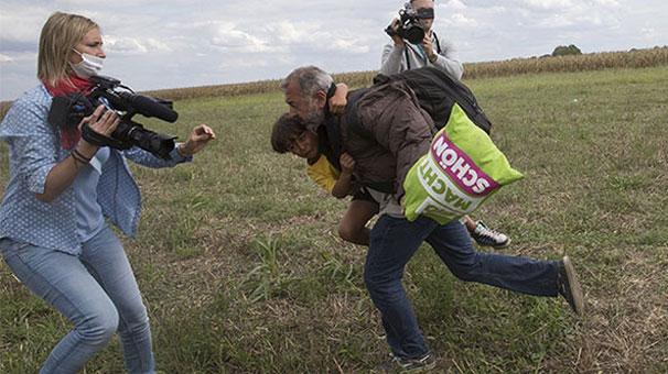 Muhabirden sığınmacılara tekme