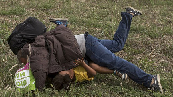 Muhabirden sığınmacılara tekme