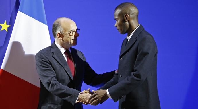 'Kahraman' Müslüman törenle Fransız vatandaşı oldu 'Kahraman' Müslüman törenle Fransız vatandaşı oldu