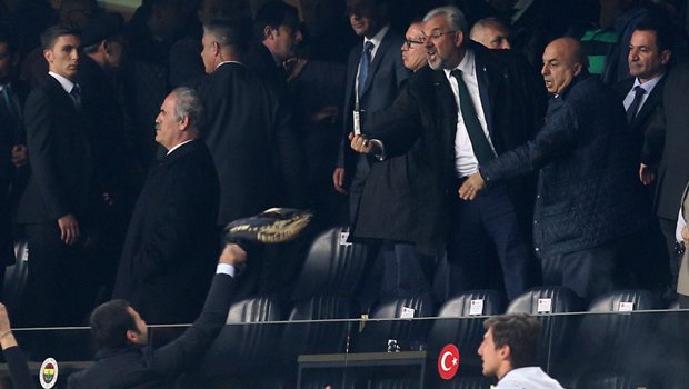 Fenerbahçeli taraftarlar gözaltına alındı! Fenerbahçeli taraftarlar gözaltına alındı!