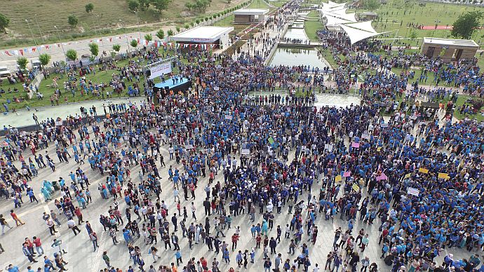 Türkiye'nin en büyük parkında aynı anda 50 bin kişi yürüdü Türkiye'nin en büyük parkında aynı anda 50 bin kişi yürüdü