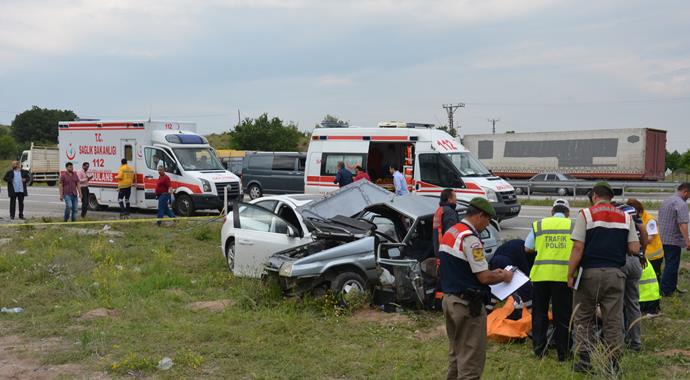 Ankara'da feci kaza: 3 ölü, 5 yaralı Ankara'da feci kaza: 3 ölü, 5 yaralı