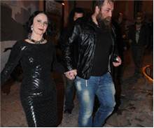 Şebnem Ferah korumasıyla el ele