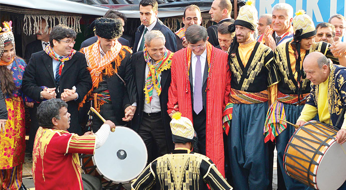 Davutoğlu: Paralel yeni ortak peşinde Davutoğlu: Paralel yeni ortak peşinde