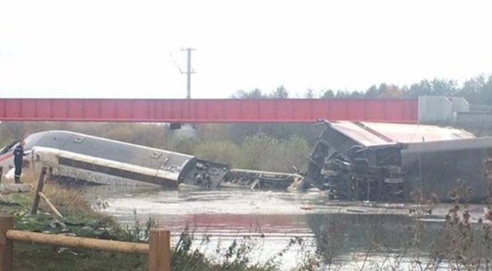 Fransa'da hızlı tren raydan çıktı: 7 ölü Fransa'da hızlı tren raydan çıktı: 7 ölü