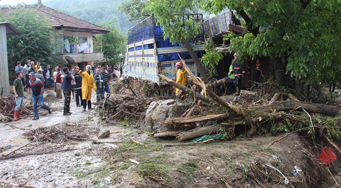 Sakarya'da sel sularına kapılan kadın kayboldu