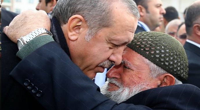 Erdoğan vatandaşa simit dağıttı!