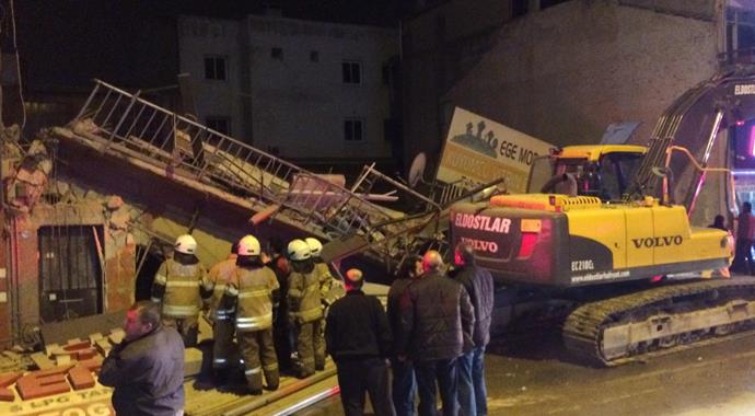 İzmir'de 3 katlı bina çöktü