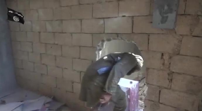 IŞİD militanları Kobani sokaklarında böyle geziyor