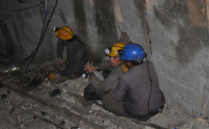 Madenden çıkan işçiler olay anını anlattı Madenden çıkan işçiler olay anını anlattı