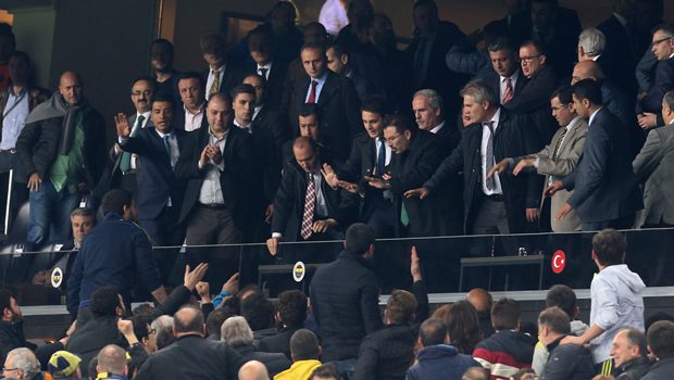 Fenerbahçeli taraftarlar gözaltına alındı! Fenerbahçeli taraftarlar gözaltına alındı!