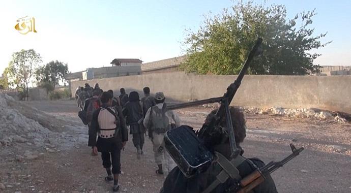 IŞİD militanları Kobani sokaklarında böyle geziyor