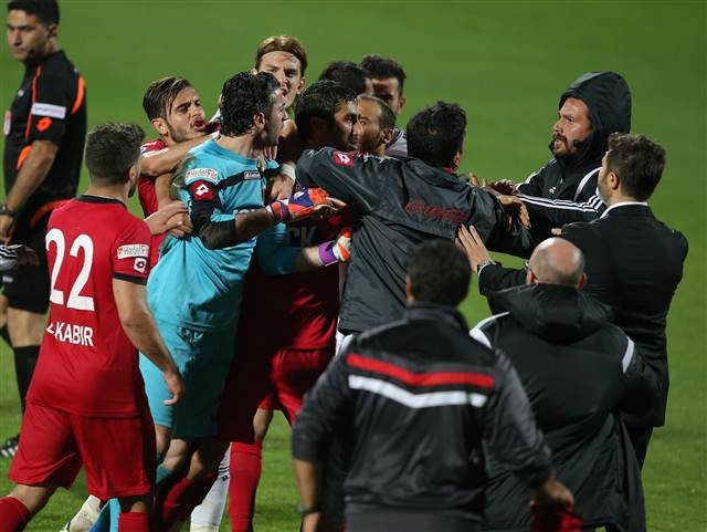 Maç bitti saha karıştı Maç bitti saha karıştı