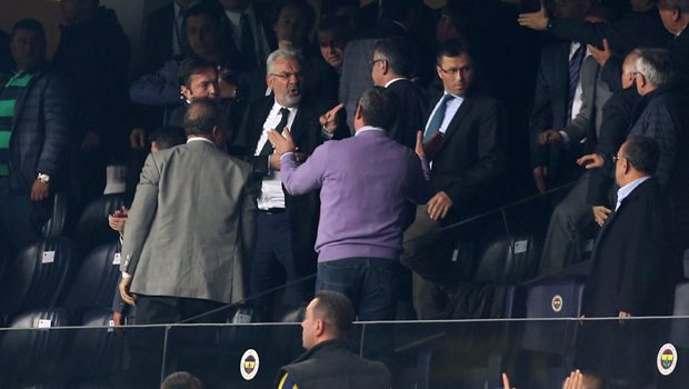 Fenerbahçeli taraftarlar gözaltına alındı! Fenerbahçeli taraftarlar gözaltına alındı!