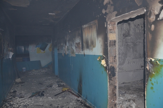 Hakkari'de bir okul daha yakıldı