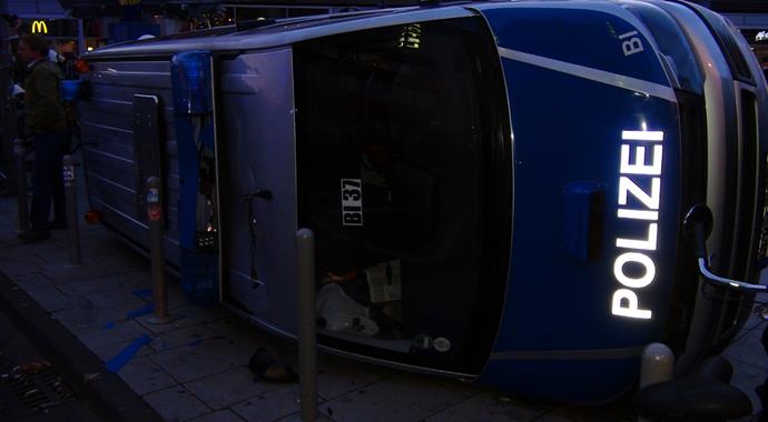 Almanya karıştı! Neonaziler polisle çatıştı Almanya karıştı! Neonaziler polisle çatıştı